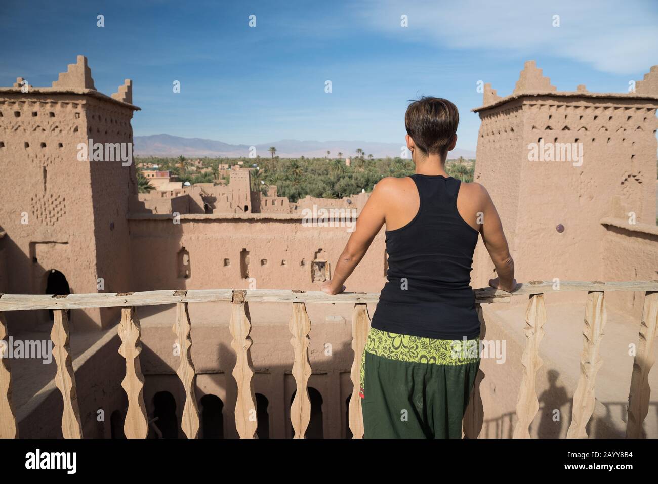 Frau, die in die Ruinen einer marokkanischen Burg blickt. Stockfoto