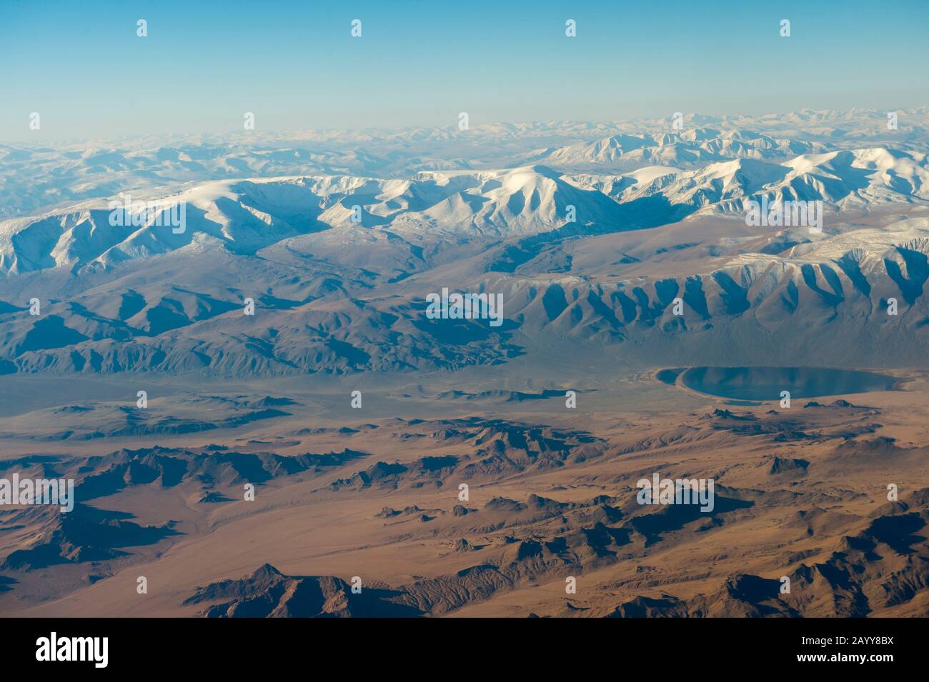 Blick auf das schneebedeckte Altai-Gebirge (Altay-Gebirge) in der Nähe von Ulgii auf dem Flug von Ulaanbaatar nach Ulgii (Ölgii) in der westlichen Mongolei. Stockfoto