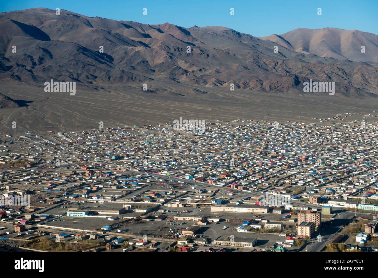 Luftbild Ulgii auf dem Flug von Ulaanbaatar nach Ulgii (Ölgii) in der westlichen Mongolei. Stockfoto