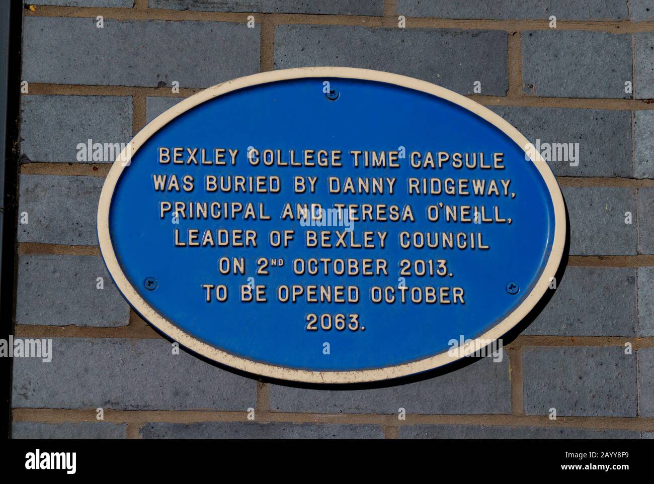 Bexley, London, Großbritannien - 8. Februar 2020: Beschilderung außerhalb des Bexley College mit Details zur Bestattung der Zeitkapsel. Stockfoto