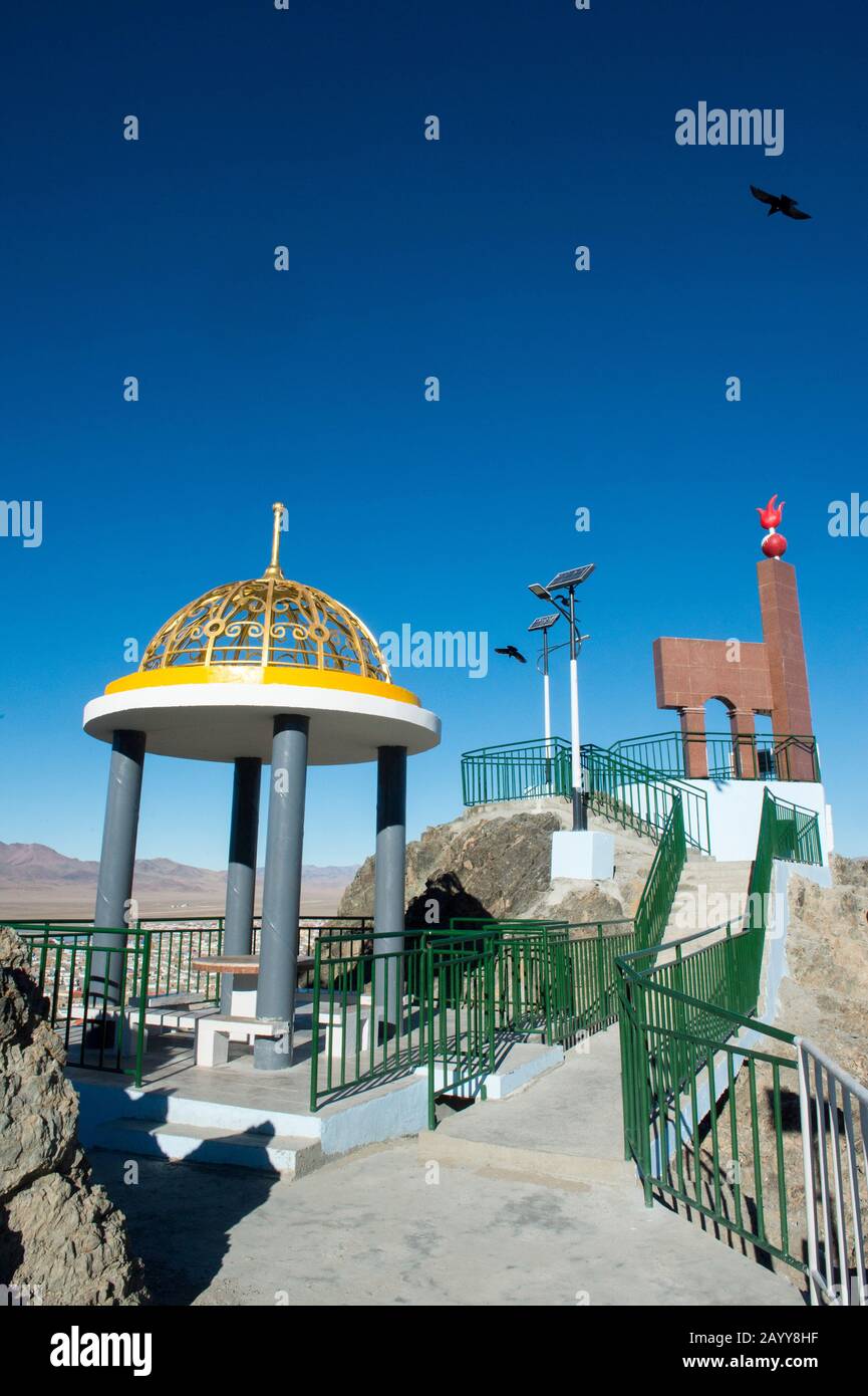 Das Denkmal für das 75-jährige Jubiläum der Provinz Bayan-Ulgii über der Stadt Ulgii (Ölgii) in der westlichen Mongolei. Stockfoto