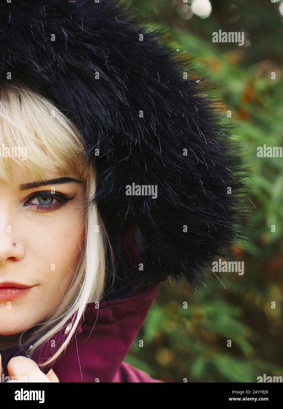 Pretty Girl in the Forest, Hood up, Winters Day, Bokeh Blur Background Stockfoto