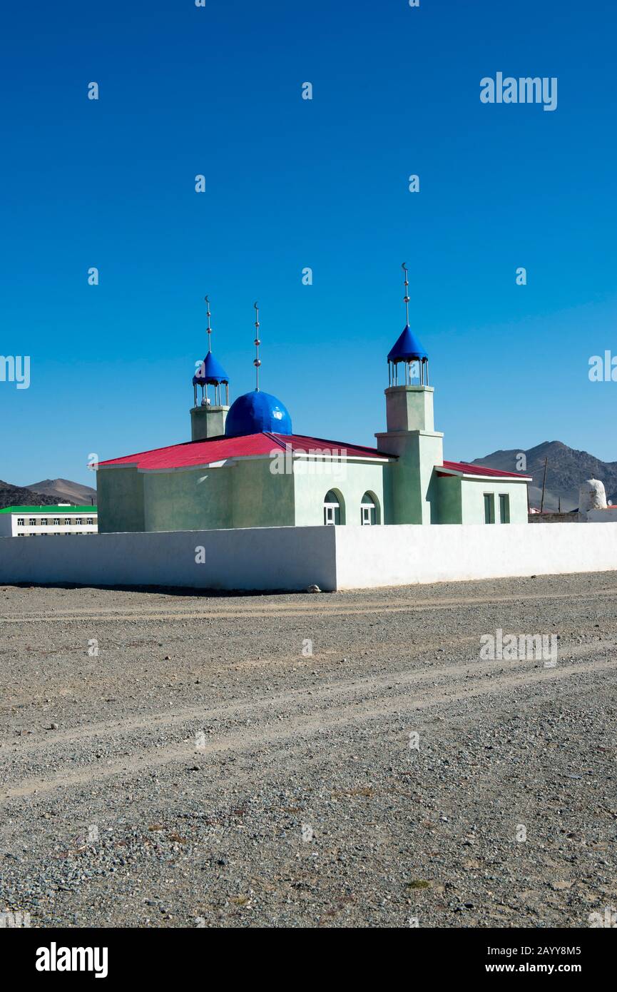 Eine Moschee am Rande der Stadt Ulgii (Ölgii) in der Provinz Bayan-Ulgii im Westen der Mongolei. Stockfoto