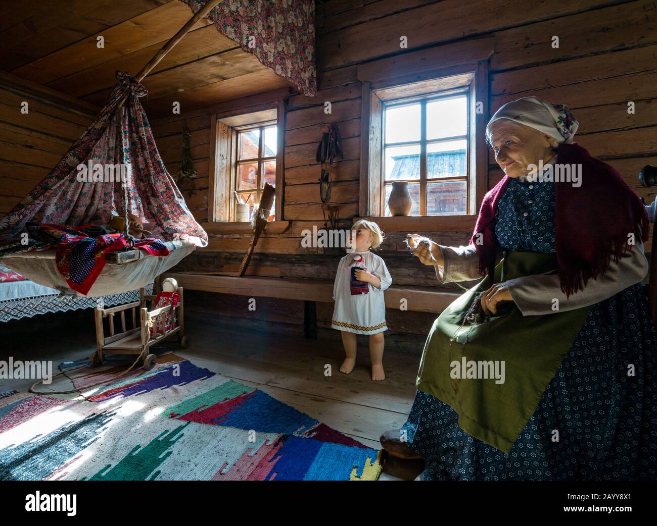 Haus Blockhütte innen mit Modellen in zeitlicher Tracht, die traditionelle Lebensweise darstellen, Taltsy Museum für Holzarchitektur, Sibirien, Russland Stockfoto