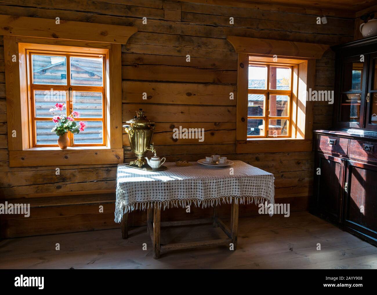 Innenbereich von Holzhausholzhütte mit Samovar, Taltsy-Museum für Holzarchitektur, Region Irkutsk, Sibirien, Russland Stockfoto