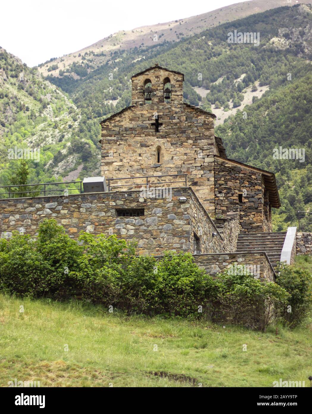 Església de Sant Serni de Nagol ist eine Kirche in Sant Julià de Lòria, Andorra. Sie ist für ihre romanisierenden Gemälde bekannt. Sie wurde im 11 t Stockfoto