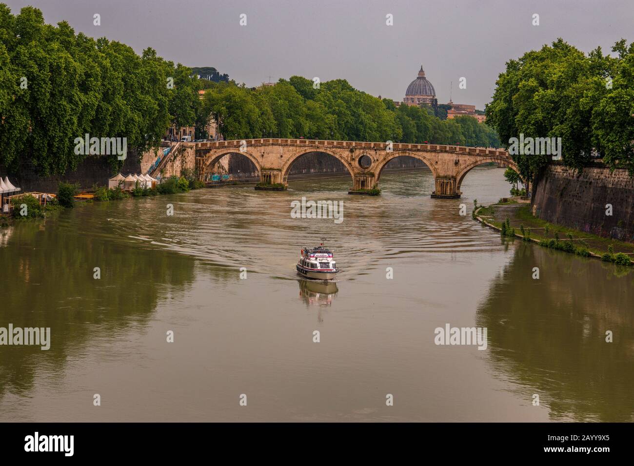 Einsames Touristenboot auf dem Fluss Tiber von Ponte Garibaldi Rom Italien Stockfoto