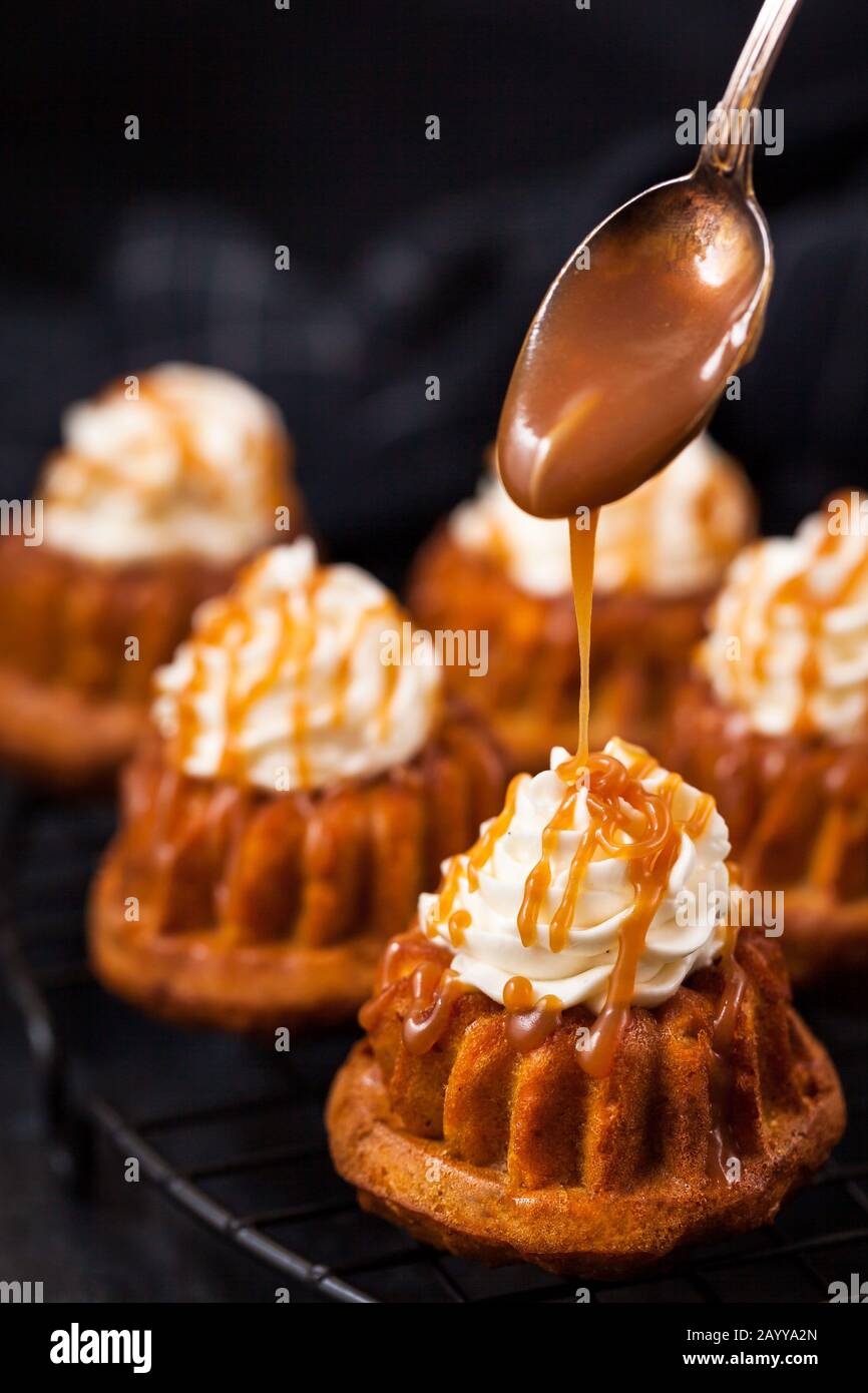 Hausgemachte Karotten Cupcakes mit Karamellsoße und Frischkäse Stockfoto