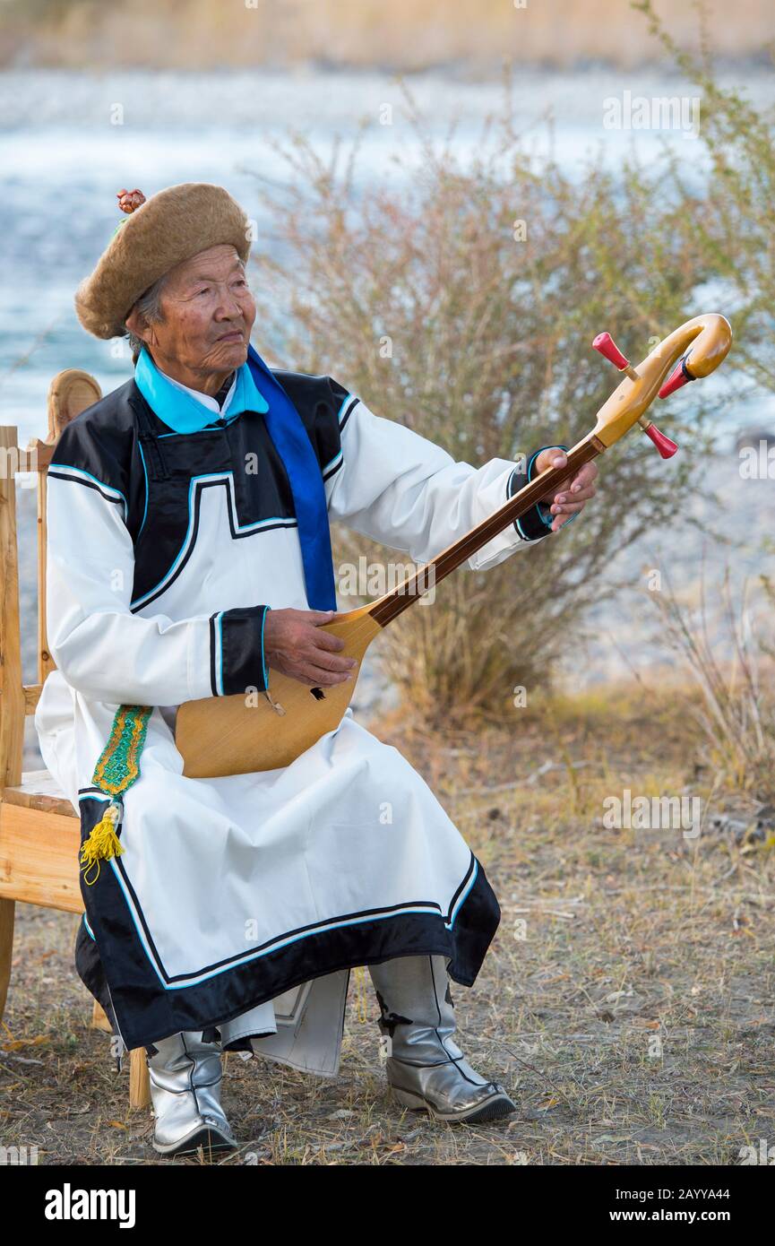 Herr Samjid (80 Jahre alt) aus der ethnischen Minderheit der Uriankhai-Stamm (Uriyangkhai, Urianhai oder Uryangkhai) führt traditionelle Lieder mit auf Stockfoto