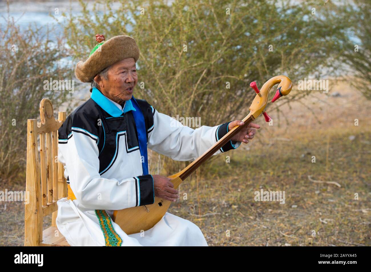 Herr Samjid (80 Jahre alt) aus der ethnischen Minderheit der Uriankhai-Stamm (Uriyangkhai, Urianhai oder Uryangkhai) führt traditionelle Lieder mit auf Stockfoto