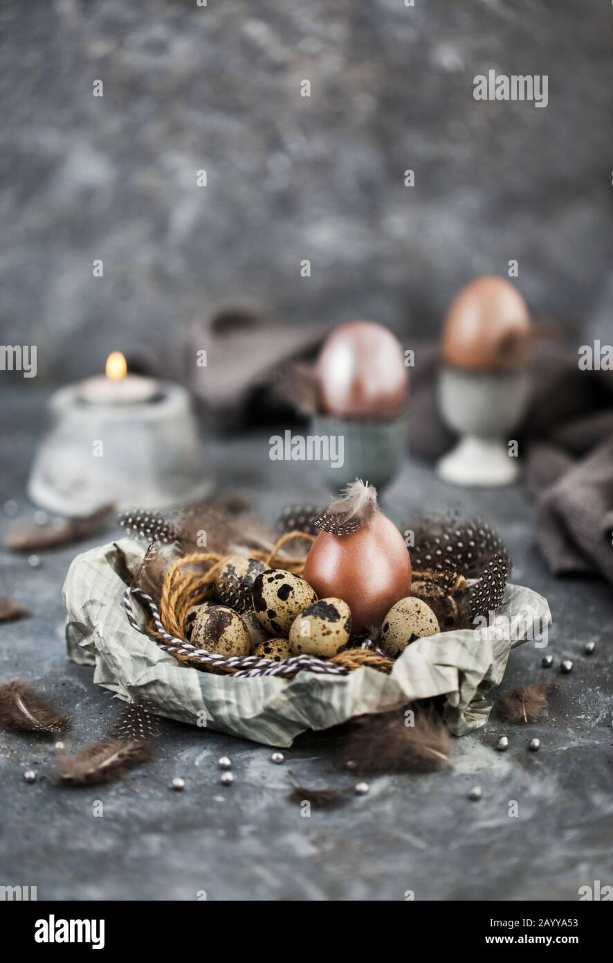 Ostern bemalt/ Pearl Eier und Federn, Frühling Urlaub Konzept Stockfoto