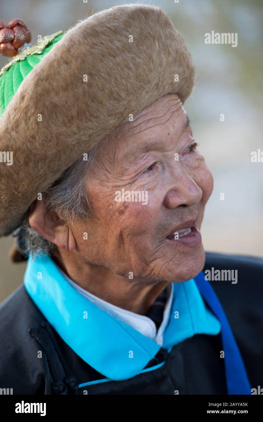 Porträt von Herrn Samjid (80 Jahre alt) aus der ethnischen Minderheit des Uriankhai-Stammes (Uriyangkhai, Urianhai oder Uryangkhai) in traditioneller Kleidung n Stockfoto