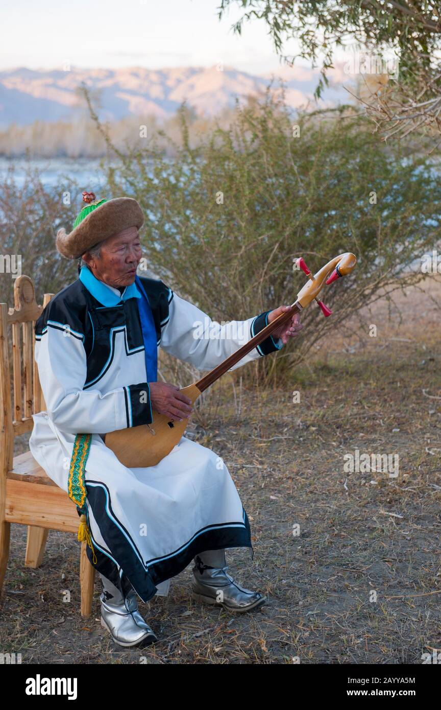 Herr Samjid (80 Jahre alt) aus der ethnischen Minderheit der Uriankhai-Stamm (Uriyangkhai, Urianhai oder Uryangkhai) führt traditionelle Lieder mit auf Stockfoto