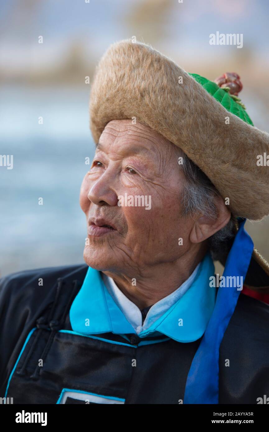 Porträt von Herrn Samjid (80 Jahre alt) aus der ethnischen Minderheit des Uriankhai-Stammes (Uriyangkhai, Urianhai oder Uryangkhai) in traditioneller Kleidung n Stockfoto