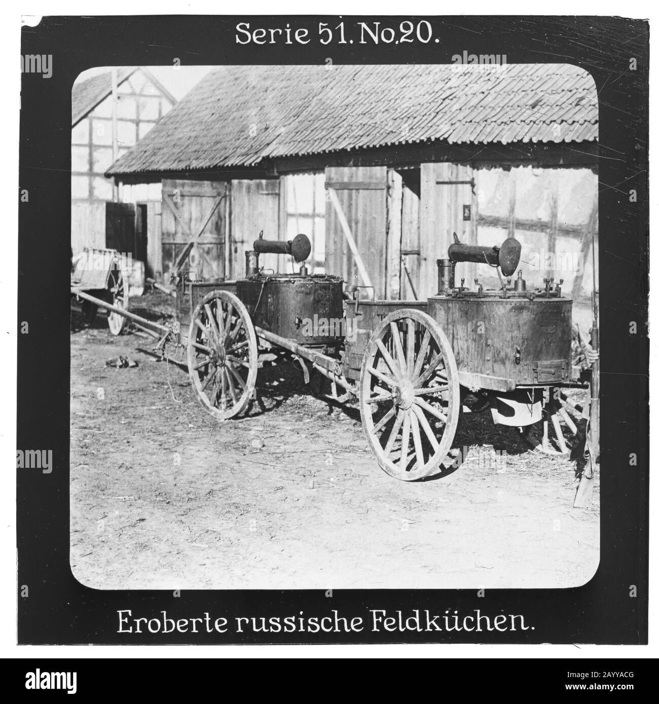 Projektion für alle - der Weltkrieg: Die Ostfront. Serie 51. Nr. 20. Eroberte rusländische Feldküchen. - die Firma "Projektion für alle" wurde 1905 von Max Skladanowsky (1861-1939) gegründet. Sie produzierte bis zum Jahre 1928 fast 100 Serien zu je 24 Glasdias im Format 8,3 x 8,3 cm im Sog. Bromsilber-Gelatin-Trockenplatten Verfahren. Die ersten Städte vor allem in den Bundesländern, Länder aber auch Märchen und Sagen, das alte Testament und der Erste Weltkrieg. Stockfoto