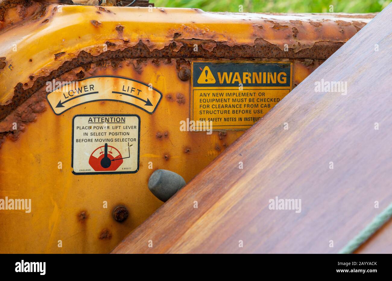 Nahaufnahme des Hebels und Hinweisschild am rostenden Traktor lytham ST annes fylde juni 2019 Stockfoto