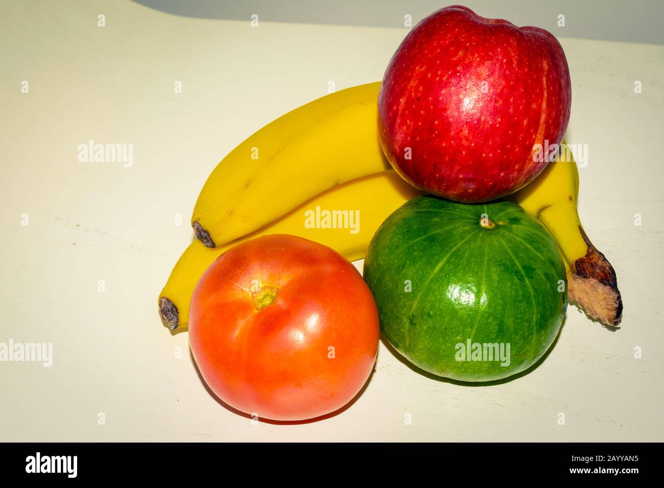 Verschiedene Obst- und Gemüsesorten. Apfel, Banane, Obstkorb. Pfeffer. Tomate Stockfoto
