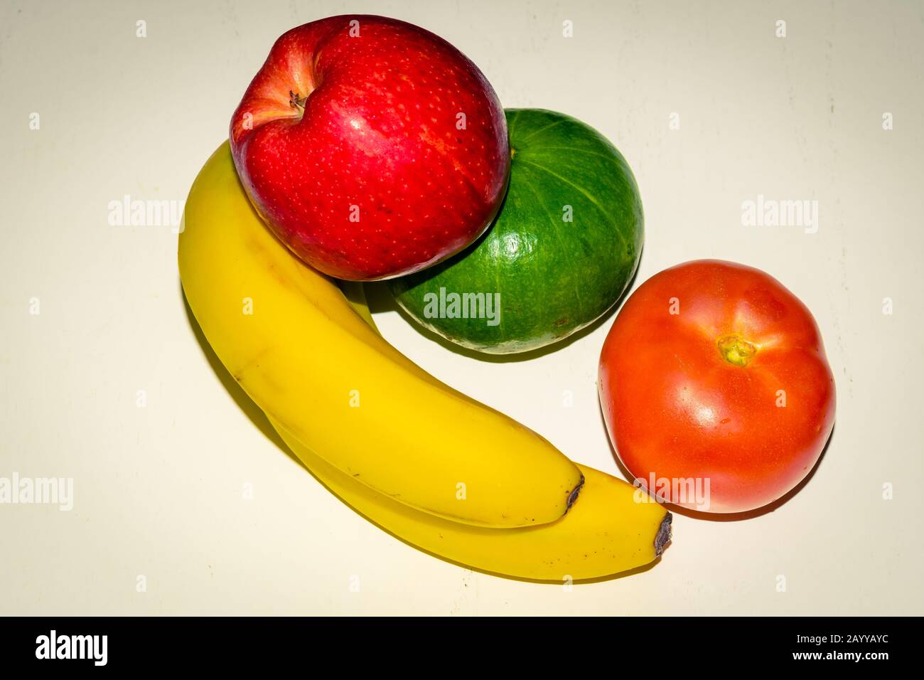 Verschiedene Obst- und Gemüsesorten. Apfel, Banane, Obstkorb. Pfeffer. Tomate Stockfoto