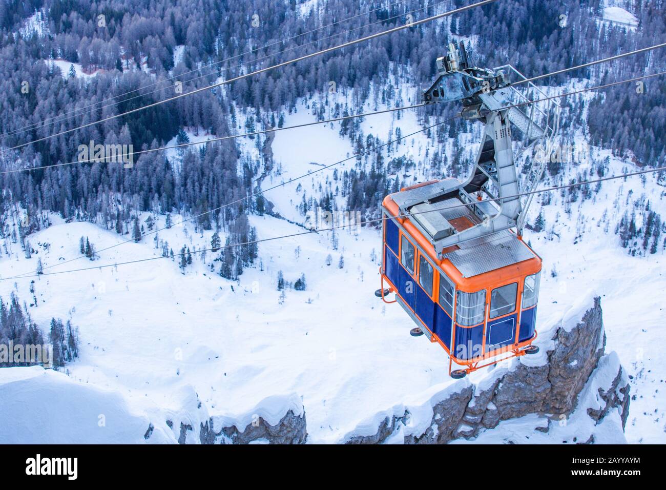 Gondelbahn vom Skigebiet Cortina d'Ampezzo mit Blick auf die Winterstadt von Faloria Stockfoto