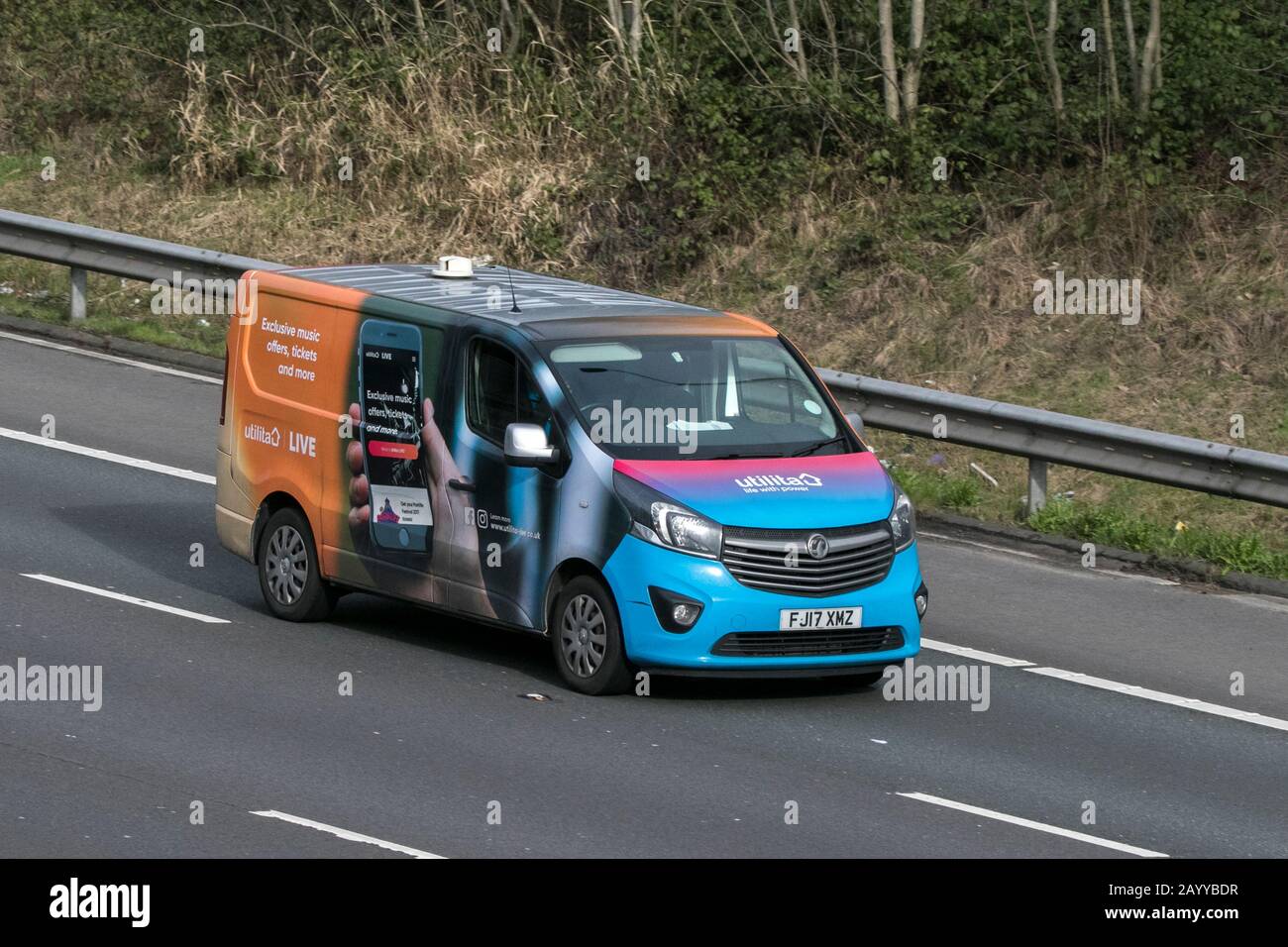 Vauxhall Vivaro utilita npower Energieversorger Panel van Fahrzeug Bewegung Fahren Sie auf der Autobahn M6 in der Nähe von Preston in Lancashire Stockfoto