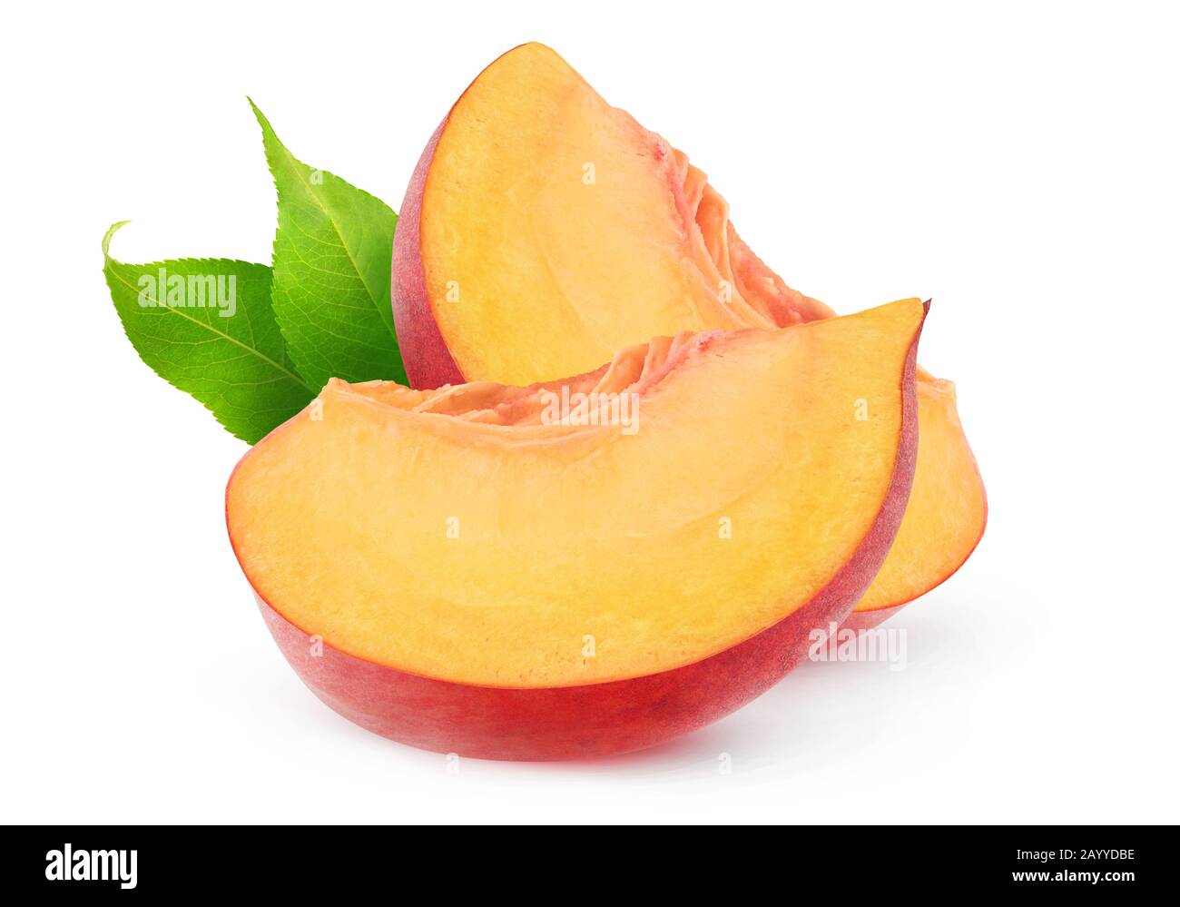 Isolierte Pfirsich-Fruchtscheiben. Zwei Stücke Pfirsiche isoliert auf weißem Hintergrund mit Beschneidungspfad Stockfoto