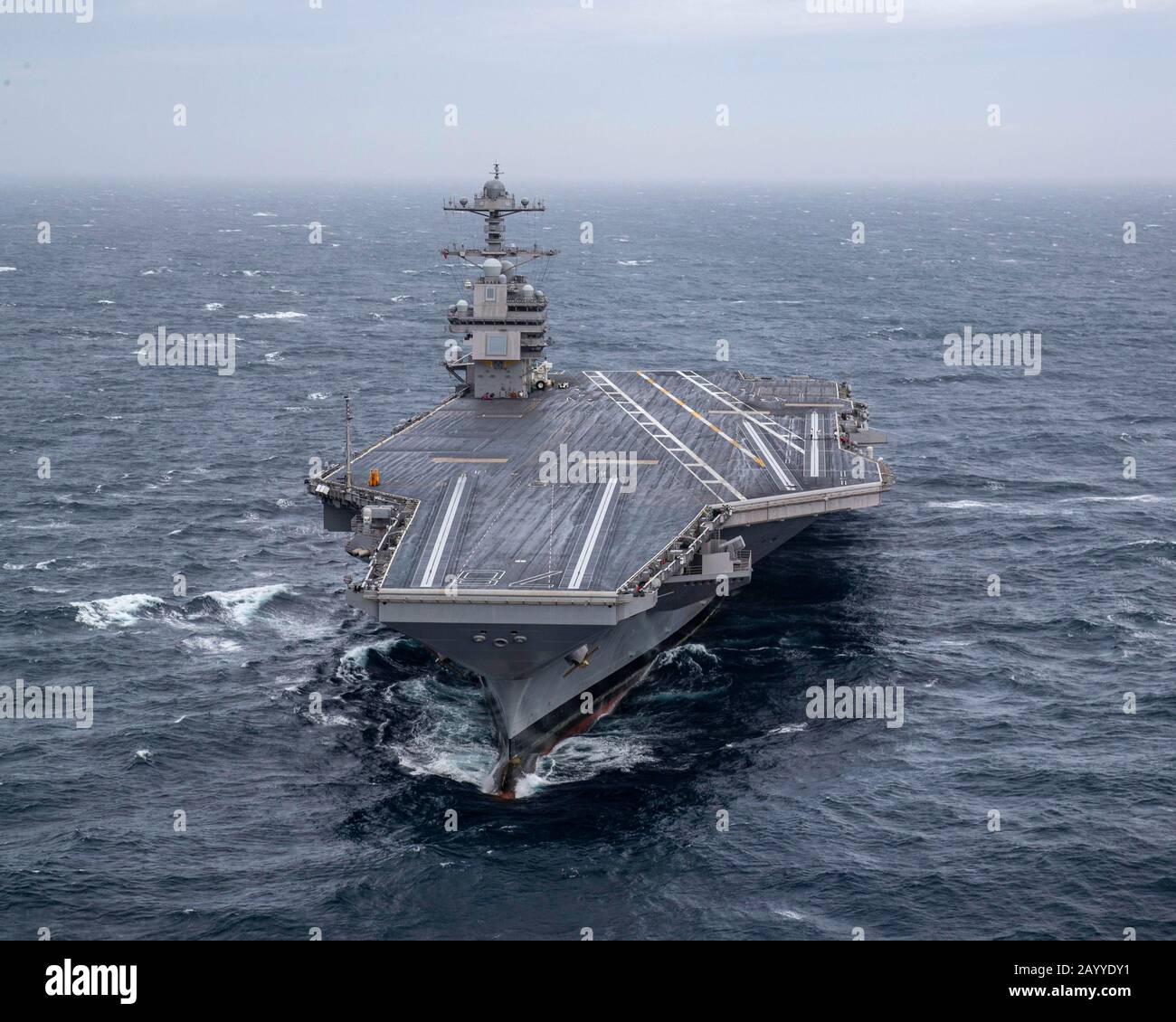 Der nuklear angetriebene Flugzeugträger USS Gerald R. Ford der US-Marine Nimitz-Klasse läuft in Seeversuchen nach einer 15-monatigen Umrüstung und einem Shakedown am 27. Oktober 2019 im Atlantik. Stockfoto