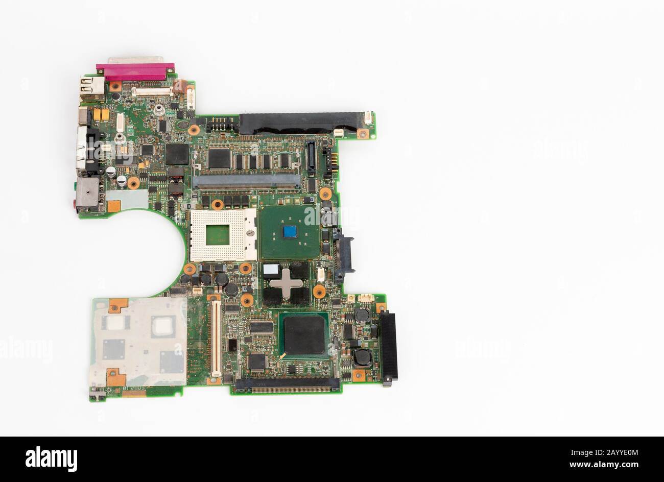 Notebook-Motherboard mit leerem Sockel für CPU eine integrierte Grafikkarte auf weißem Hintergrund. Stockfoto