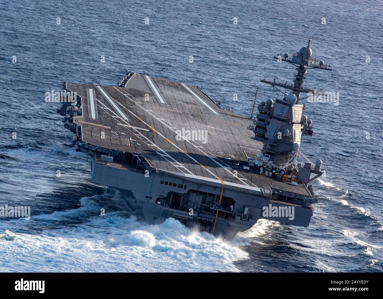 Der nuklearbetriebene Flugzeugträger USS Gerald R. Ford der US-Marine Nimitz führt im Rahmen von Seeversuchen Hochgeschwindigkeitsabbiegungen durch, nachdem der 15-monatige Einbau und der Shakedown am 29. Oktober 2019 im Atlantik erfolgt sind. Stockfoto