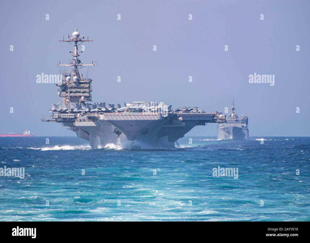 Der Flugzeugträger der US-Marine Nimitz der Klasse USS Harry S. Truman segelt in Formation mit dem schnellen Kampfunterstützungsschiff USNS Supply und dem Lenkflugkörperzerstörer USS Forrest Sherman unterwegs, während sie die strategische Straße Bab al-Mandeb Strait am 17. Dezember 2019 im Roten Meer durchfahren. Stockfoto