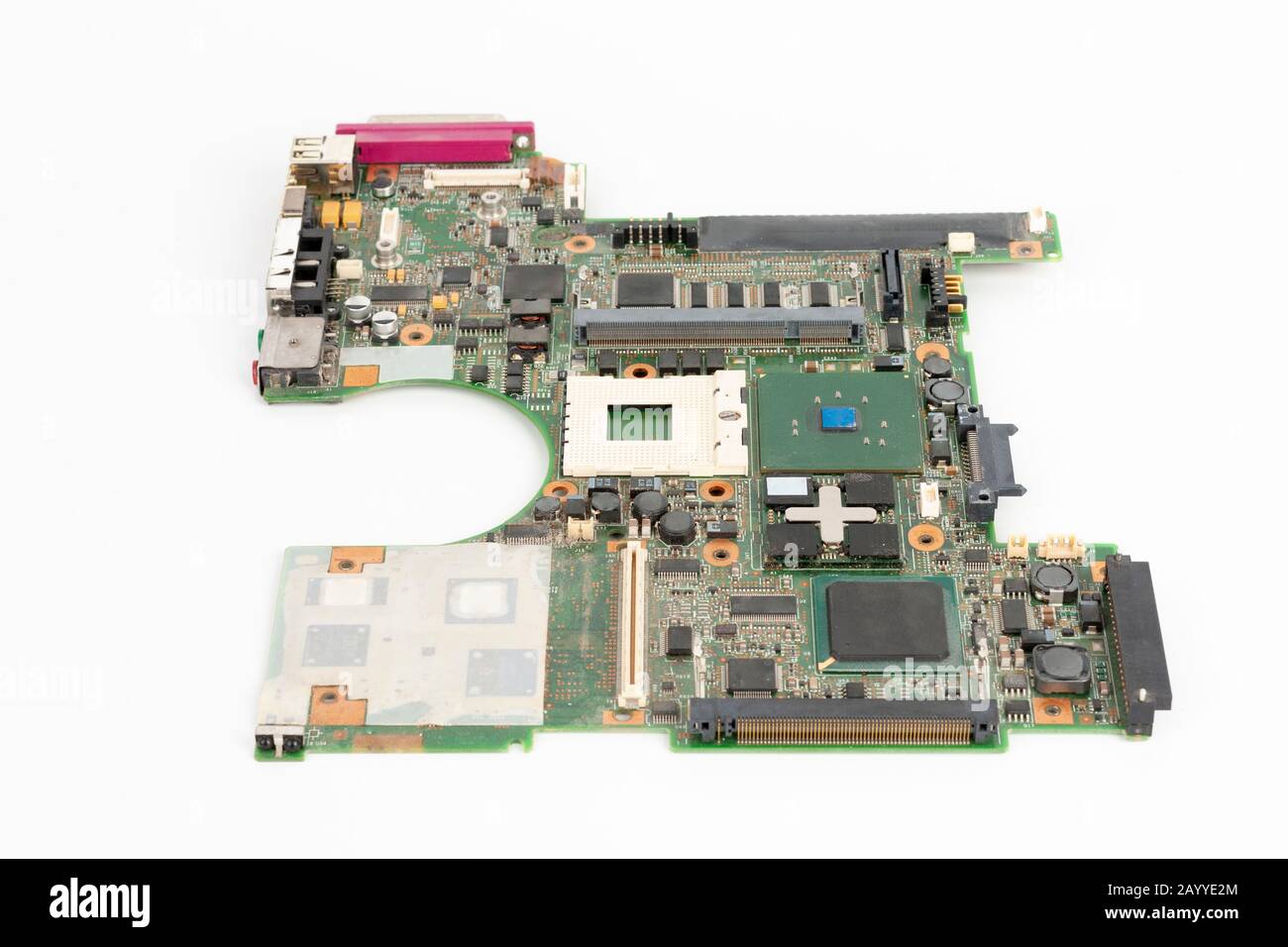 Notebook-Motherboard mit leerem Sockel für CPU eine integrierte Grafikkarte auf weißem Hintergrund. Stockfoto