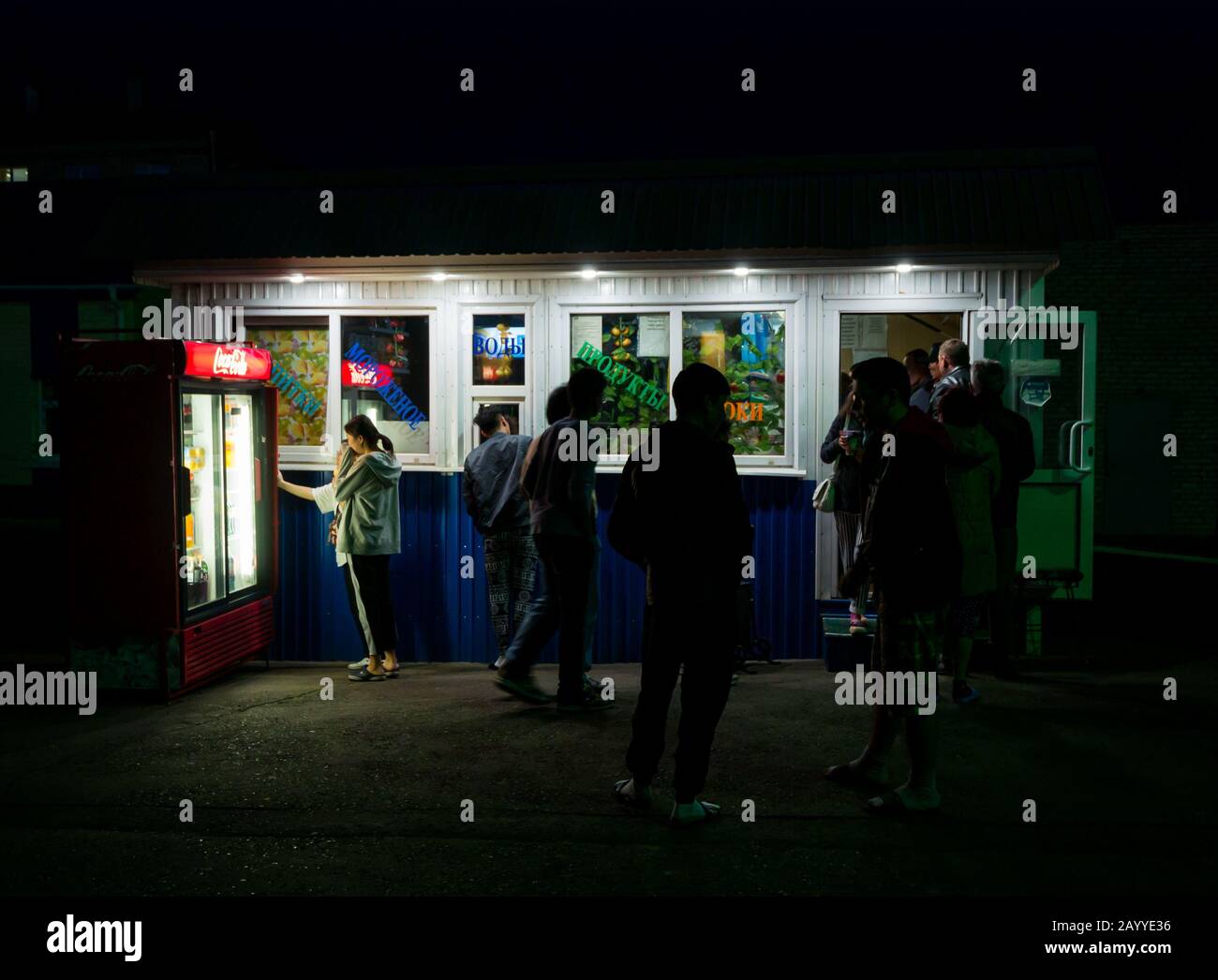 Passagiere auf Bahnsteig Food-Kiosk & Verkaufsautomaten in der Nacht, Zima Bahnhof, Transsibirische Eisenbahn-Route, Sibirien, Russische Föderation Stockfoto
