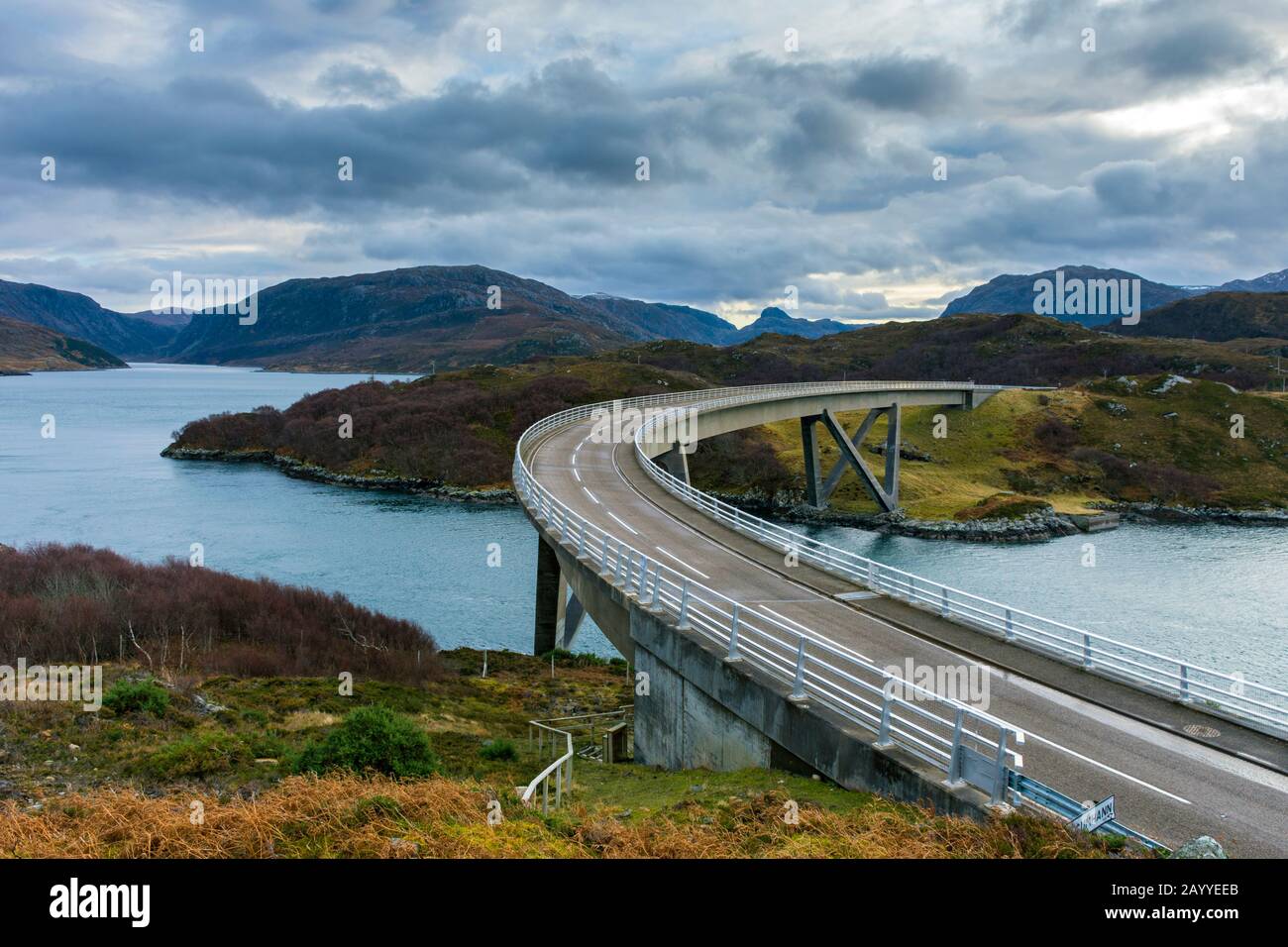 Die Kylesku-Brücke (Drochaid A' Chaolais Chumhaing), die über Loch A' Chàirn Bhàin, in der Nähe von Kylestrome, Sutherland, Schottland, Großbritannien, führt. Stockfoto