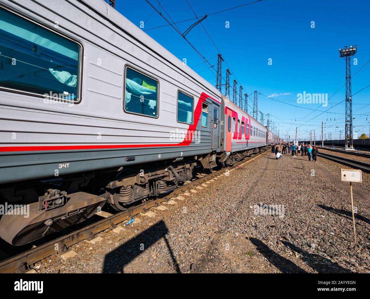 Passagiere im Bahnhof Marlinsk & Transsibirischen Expresszug, Sibirien, Russische Föderation Stockfoto