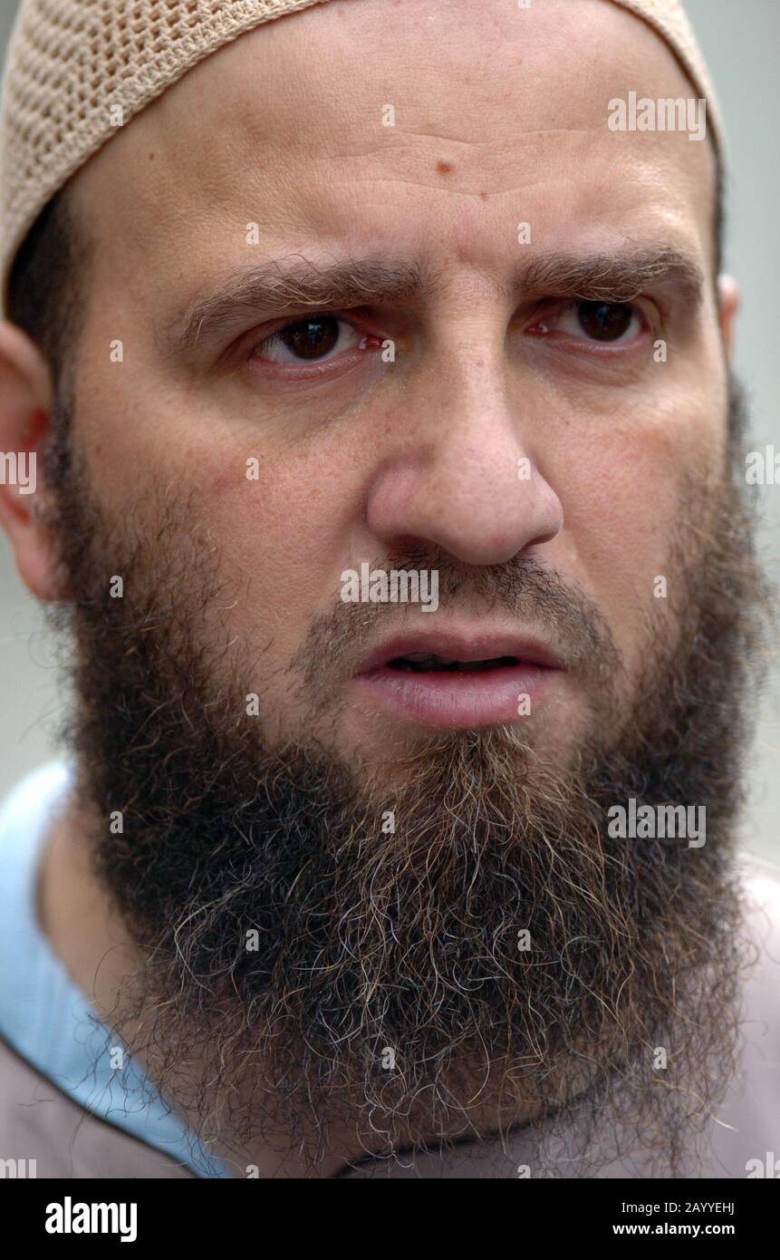 Atilla Ahmet alias abu abdullah ein Schüler von Abu Hamza führt Freitagsgebete auf der Straße vor einer Moschee im Finsbury Park, North London nach seiner Schließung auf bitten der Polizei, die behauptet, dass sie ein Treffpunkt für viele radikale Muslime geworden sei. Im Jahr 2003.150 Polizisten der Terrorismusbekämpfung führten einen nächtlichen überfall auf das Gebäude durch, indem sie eine Betäubungswaffe und einen Gasbehälter der CS beschlagten und sieben Männer nach dem Terrorismusgesetz 2000 feststellten. Der Inman Abu Hamza predigte bis zu seiner Verhaftung im Mai 2004 jeden Freitag auf der Straße vor der geschlossenen Moschee. Stockfoto