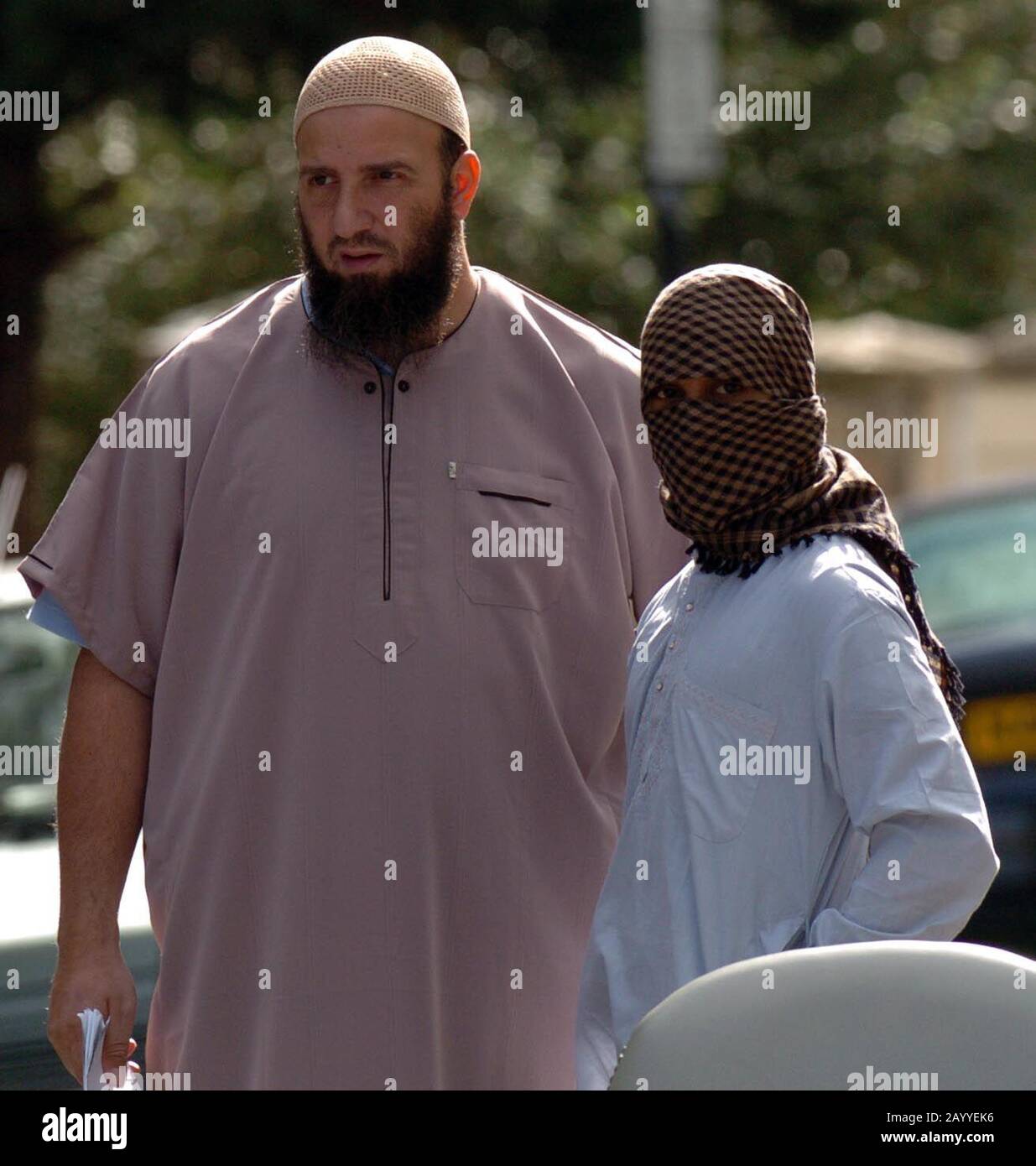 Atilla Ahmet alias abu abdullah ein Schüler von Abu Hamza führt Freitagsgebete auf der Straße vor einer Moschee im Finsbury Park, North London nach seiner Schließung auf bitten der Polizei, die behauptet, dass sie ein Treffpunkt für viele radikale Muslime geworden sei. Im Jahr 2003.150 Polizisten der Terrorismusbekämpfung führten einen nächtlichen überfall auf das Gebäude durch, indem sie eine Betäubungswaffe und einen Gasbehälter der CS beschlagten und sieben Männer nach dem Terrorismusgesetz 2000 feststellten. Der Inman Abu Hamza predigte bis zu seiner Verhaftung im Mai 2004 jeden Freitag auf der Straße vor der geschlossenen Moschee. Stockfoto