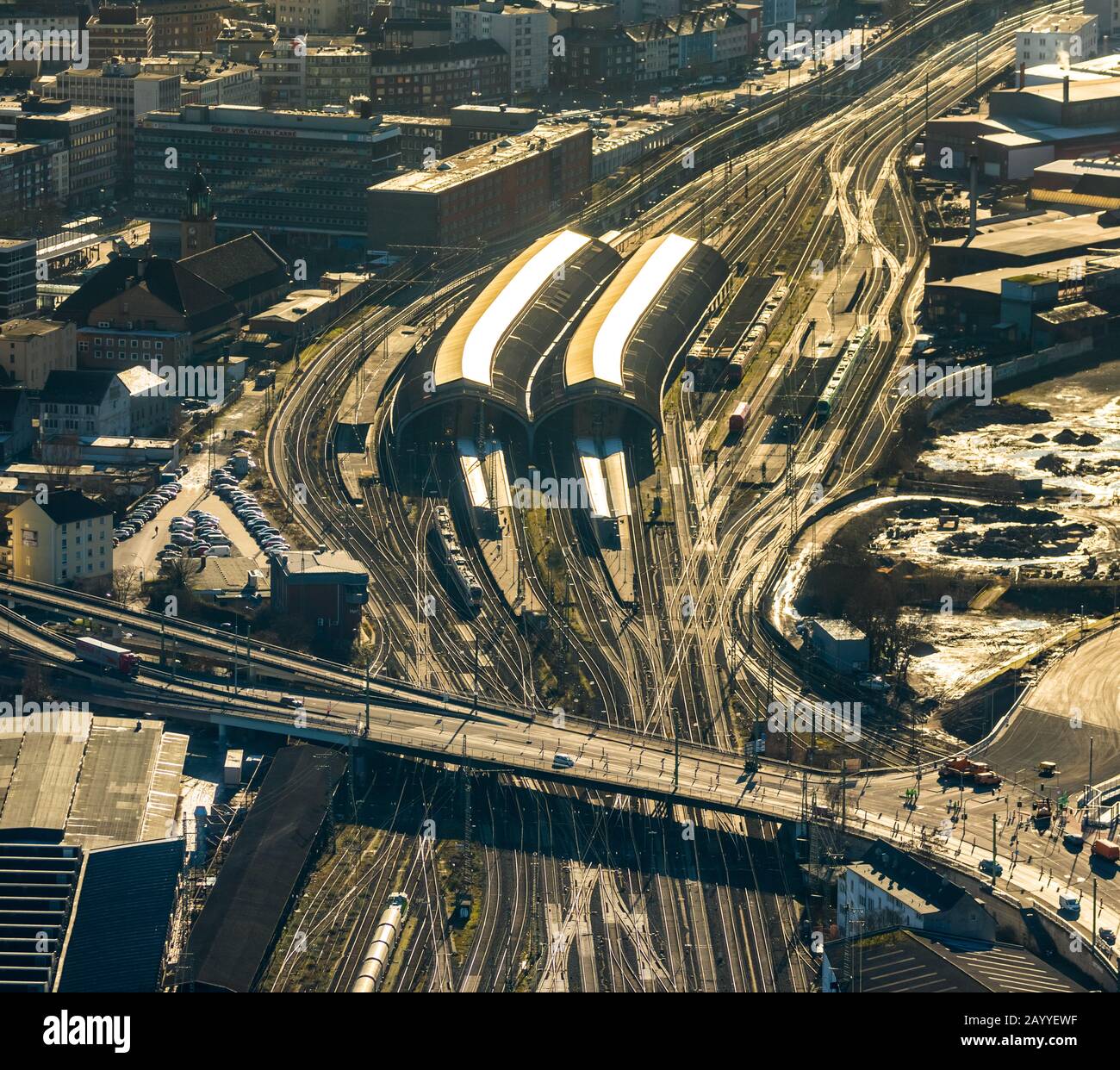 Luftbild, Hauptbahnhof Hagen, Hagen-Mitte, Hagen, Ruhrgebiet, Nordrhein-Westfalen, Deutschland, Bahngleise, Bahnhof, Brücke, Bun Stockfoto