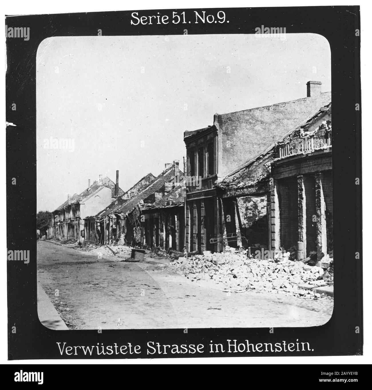 Projektion für alle - der Weltkrieg: Die Ostfront. Serie 51. Nr. 9. Verwüstete Straße in Hohenstein. - die Firma "Projektion für alle" wurde 1905 von Max Skladanowsky (1861-1939) gegründet. Sie produzierte bis zum Jahre 1928 fast 100 Serien zu je 24 Glasdias im Format 8,3 x 8,3 cm im Sog. Bromsilber-Gelatin-Trockenplatten Verfahren. Die ersten Städte vor allem in den Bundesländern, Länder aber auch Märchen und Sagen, das alte Testament und der Erste Weltkrieg. Stockfoto