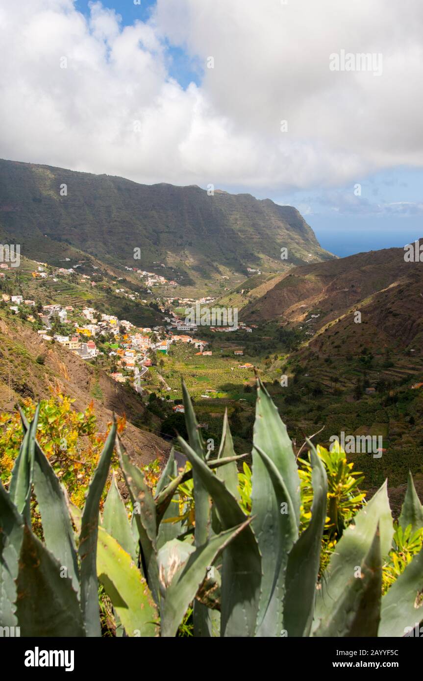 Das Hermigua-Tal mit dem Dorf Hermigua auf der Insel La Gomera, die zu den Kanarischen Inseln, Spanien, gehört, liegt im Atlantik vor dem Stockfoto