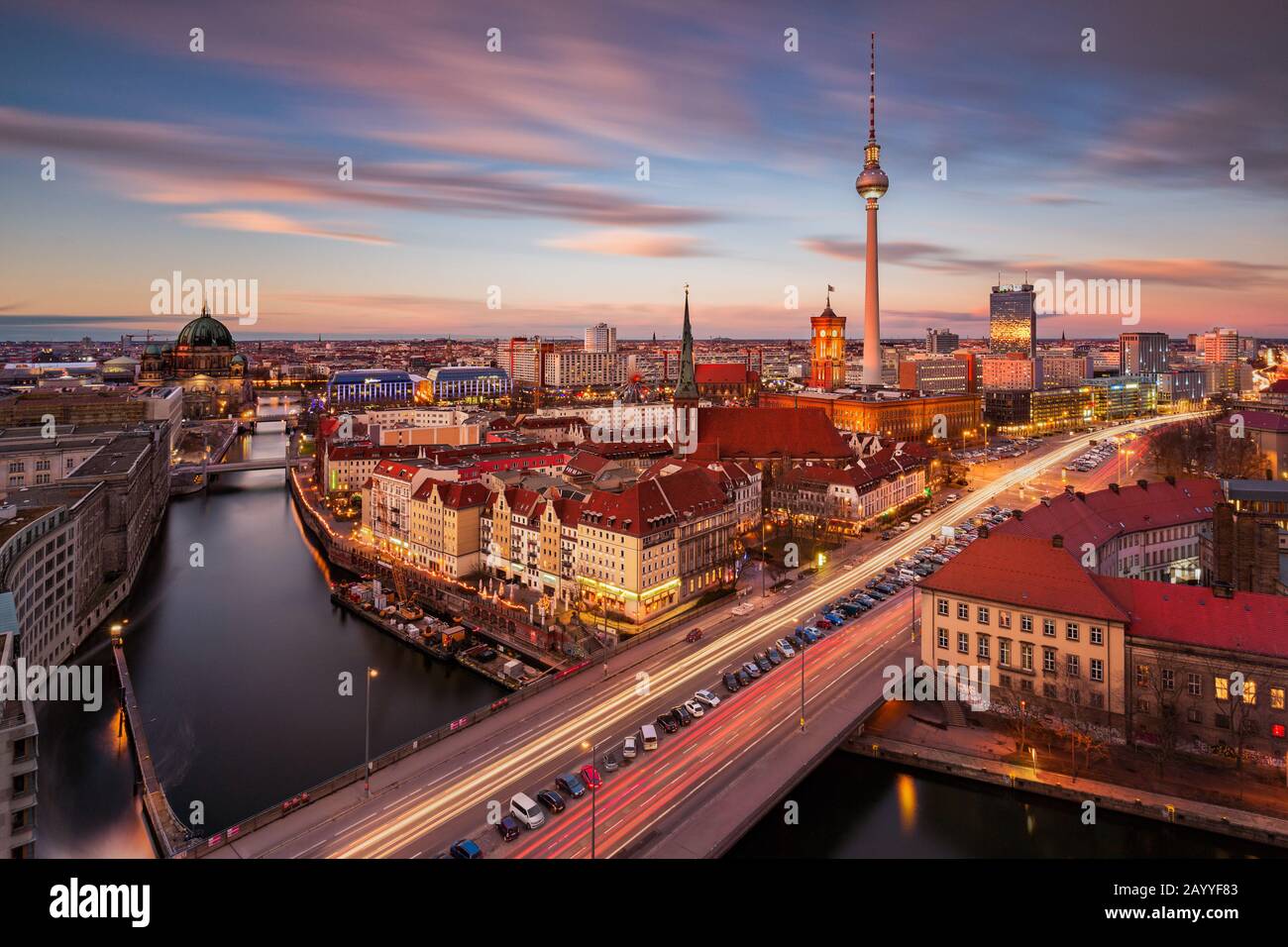 Blick auf den Berliner Alexanderplatz mit Fernsehturm und Dom bei Sonnenuntergang Stockfoto