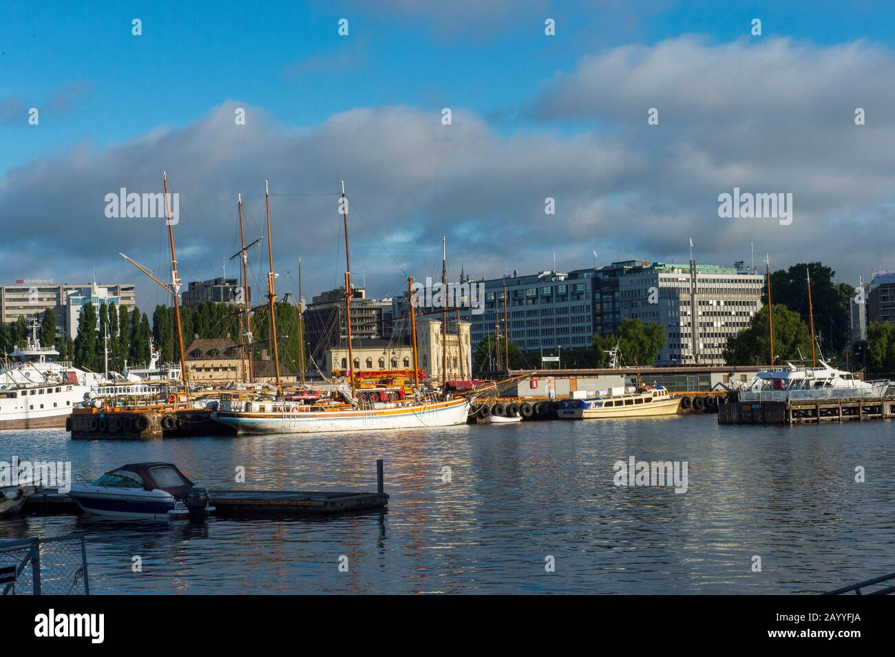 Blick auf alte Segelboote, die im Hafen vor dem Rathaus in Oslo, Norwegen angedockt sind. Stockfoto