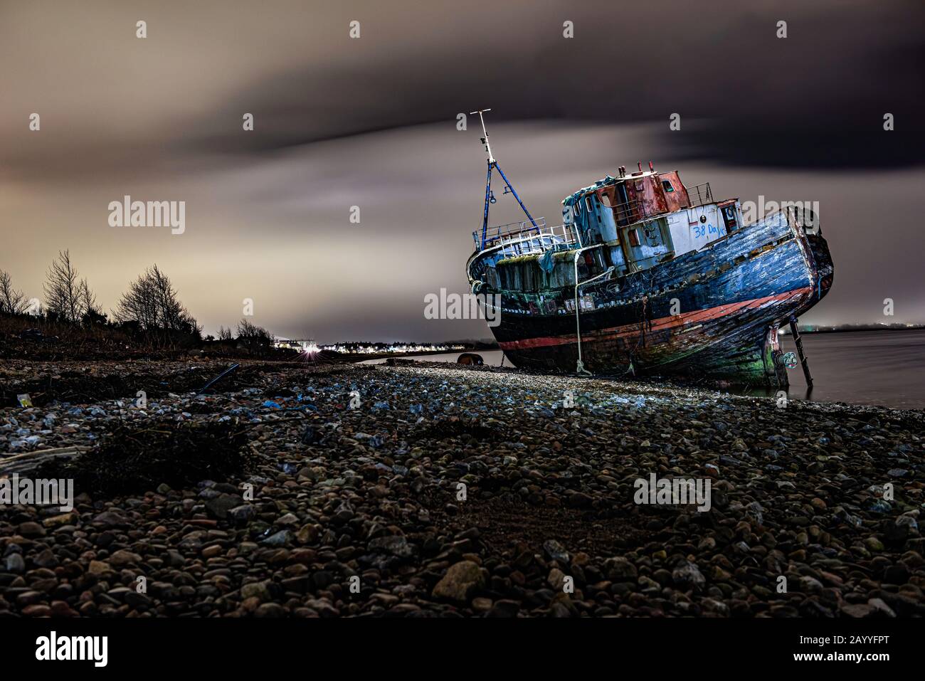 Glencoe, Schottland - Januar 2020: Das Corpach Boot Wreck in der Nähe von Fort William, leicht lackierte Nachtaufnahme Stockfoto