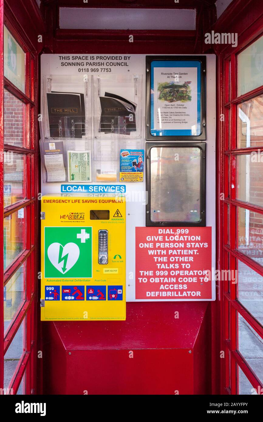 Defibrillator für den öffentlichen Gebrauch in der alten roten Telefonbox, GB Stockfoto