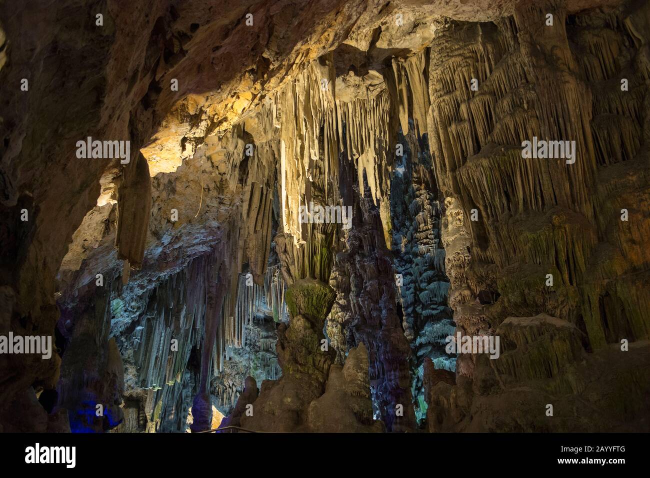 Bunte Lichter beleuchten die Stalaktiten und Stalagmites in der St. Michael's Cave, einem Netzwerk von Kalksteinhöhlen innerhalb der Upper Rock Natur Stockfoto