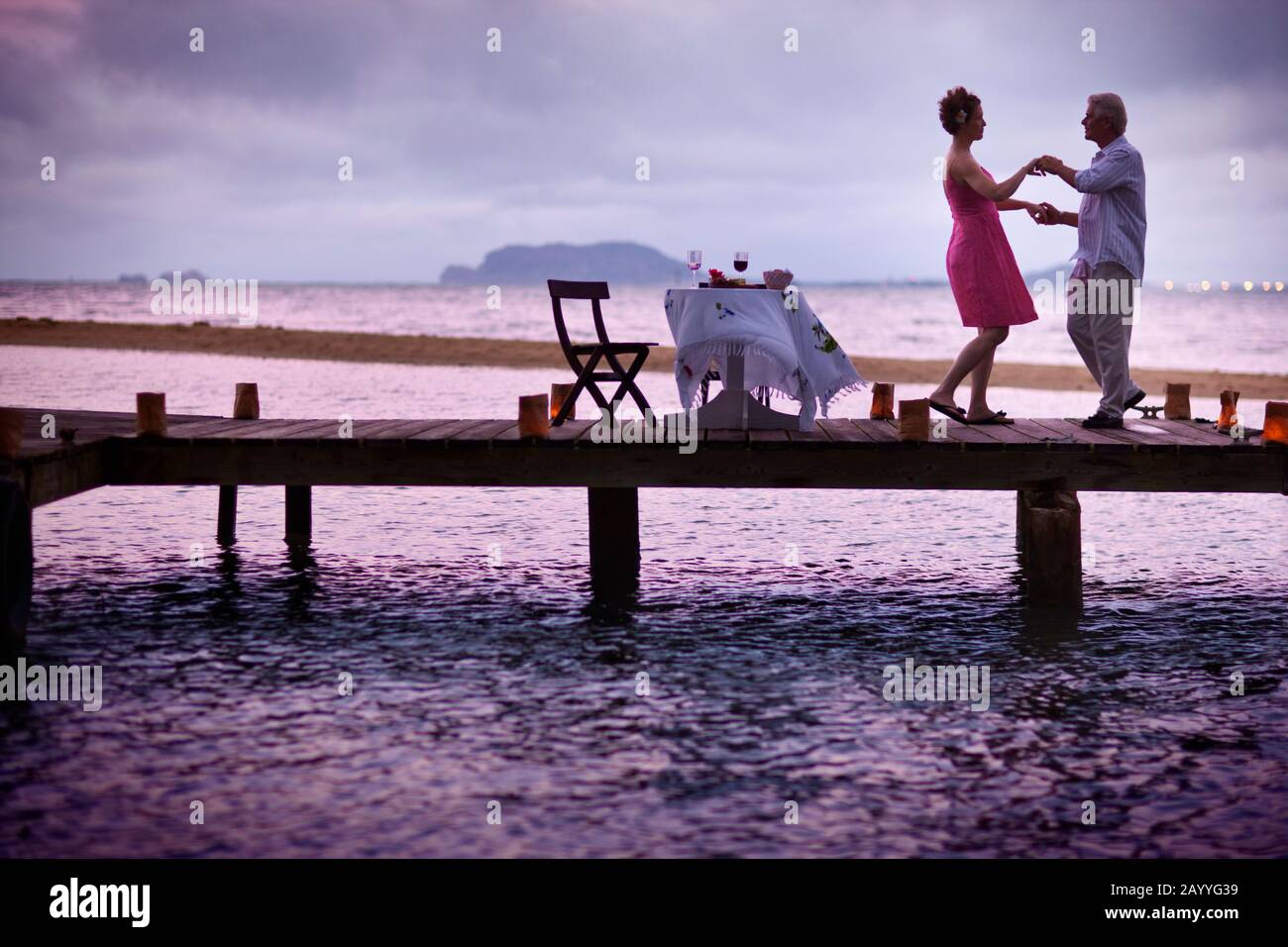 Paar Romantisch geniessen Sie einen Sonnenuntergang auf der Pier. Stockfoto