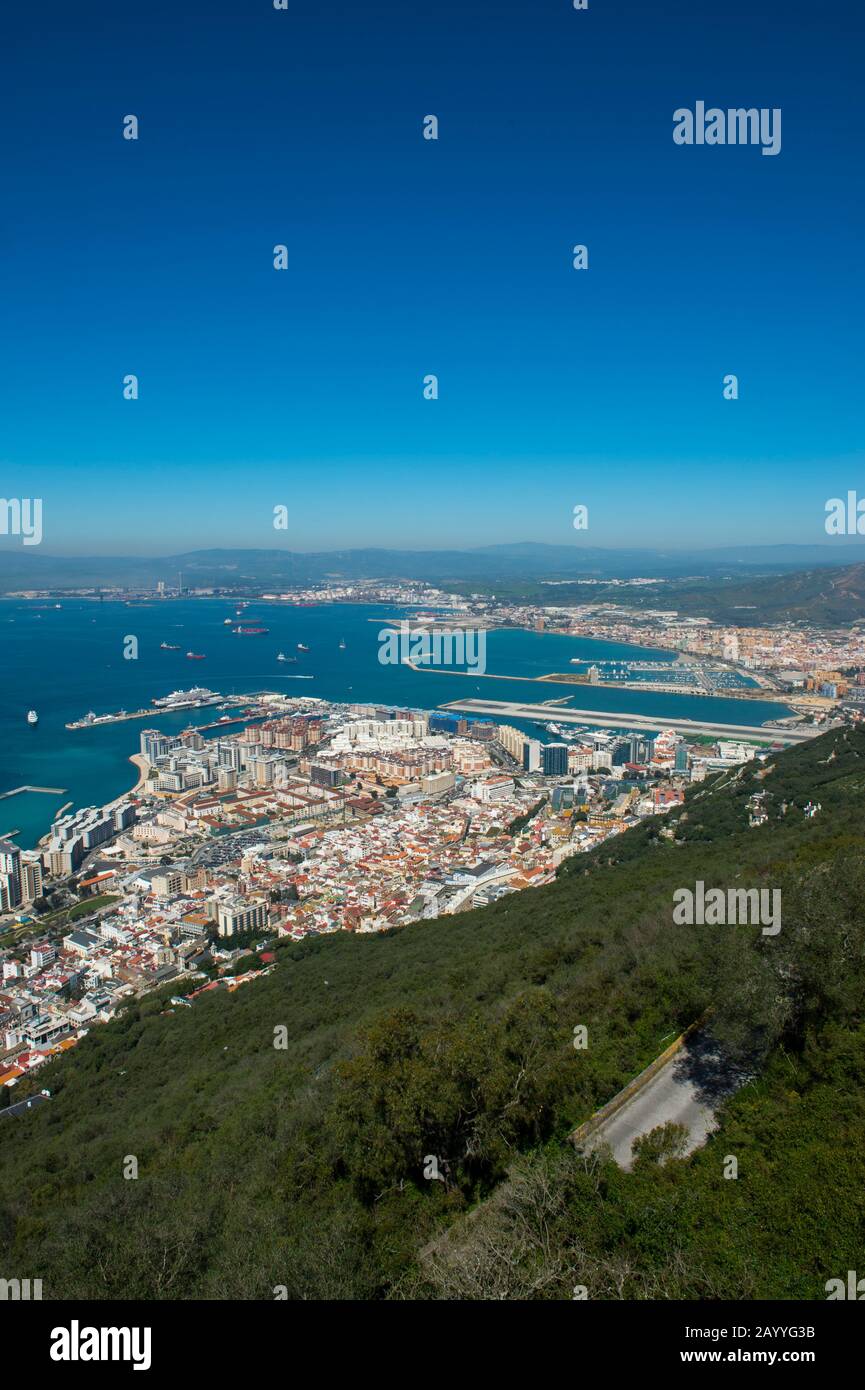 Blick auf den Hafen und die Bucht von Gibraltar von der Aussichtsplattform am oberen Rand des Felsens von Gibraltar, das ein britisches Überseegebiet ist, aus Stockfoto
