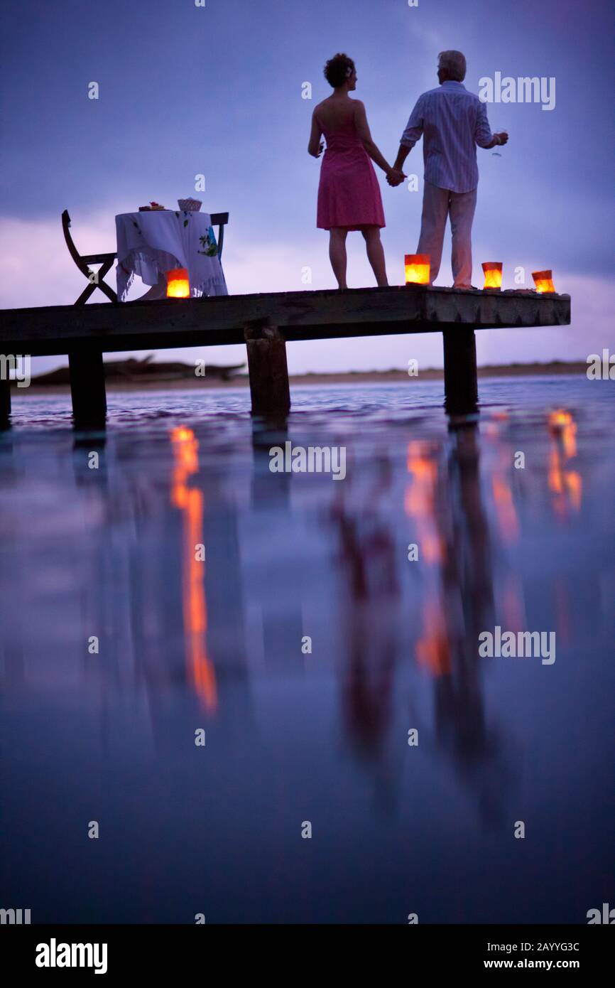 Paar Romantisch geniessen Sie einen Sonnenuntergang auf der Pier. Stockfoto