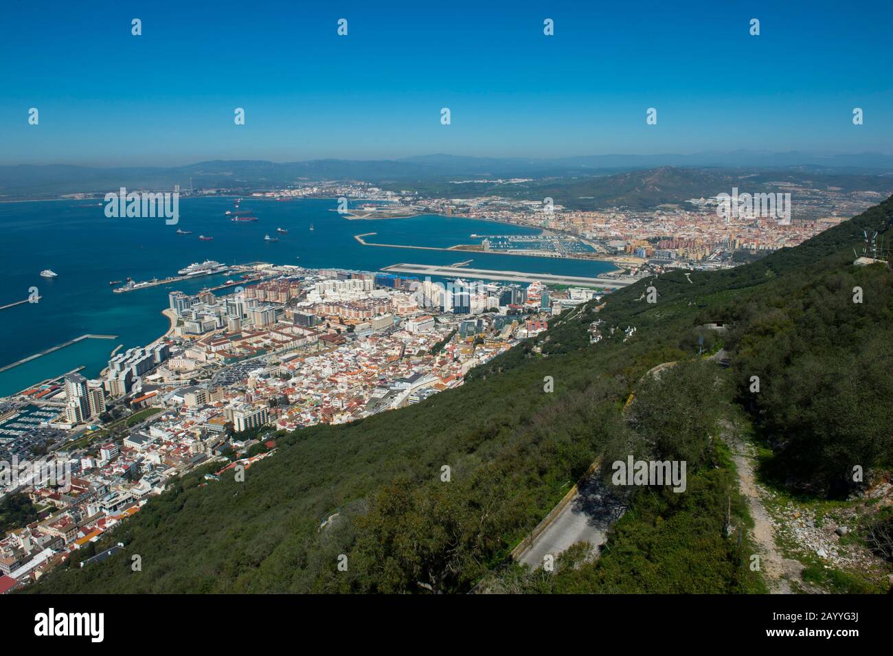 Blick auf den Hafen und die Bucht von Gibraltar von der Aussichtsplattform am oberen Rand des Felsens von Gibraltar, das ein britisches Überseegebiet ist, aus Stockfoto