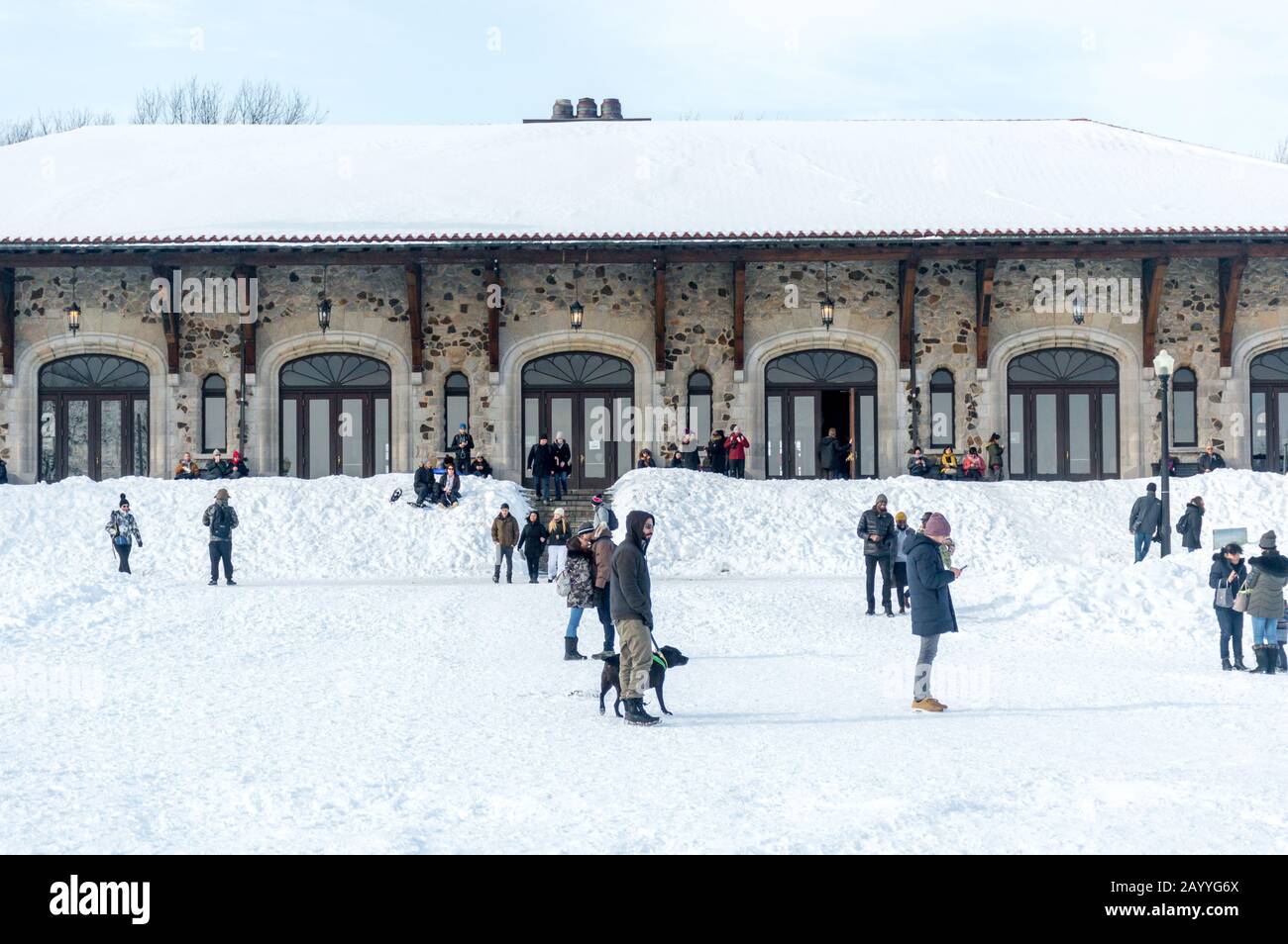 Montreal, Kanada - 16. Februar 2020: Mount Royal Chalet (französisch: Chalet du Mont-Royal) ist ein berühmtes Gebäude in der Nähe der Spitze des Mount Royal in Wi Stockfoto