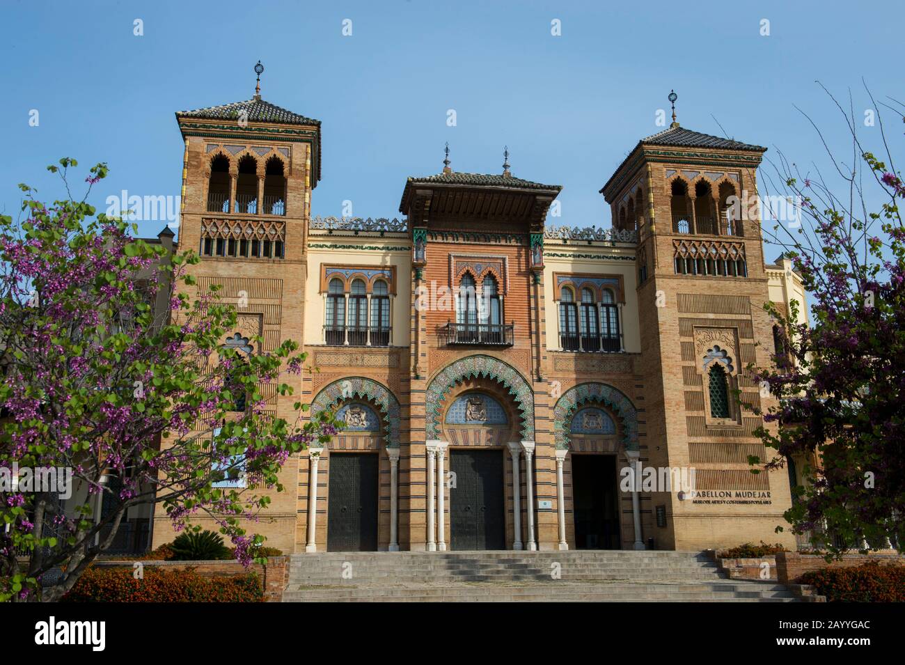 Der amerikanische Pavillon auf der Plaza de America, der für die Ibero-amerikanische Ausstellung von 1929 gebaut wurde, war eine Weltausstellung in Sevilla, Spanien. Stockfoto
