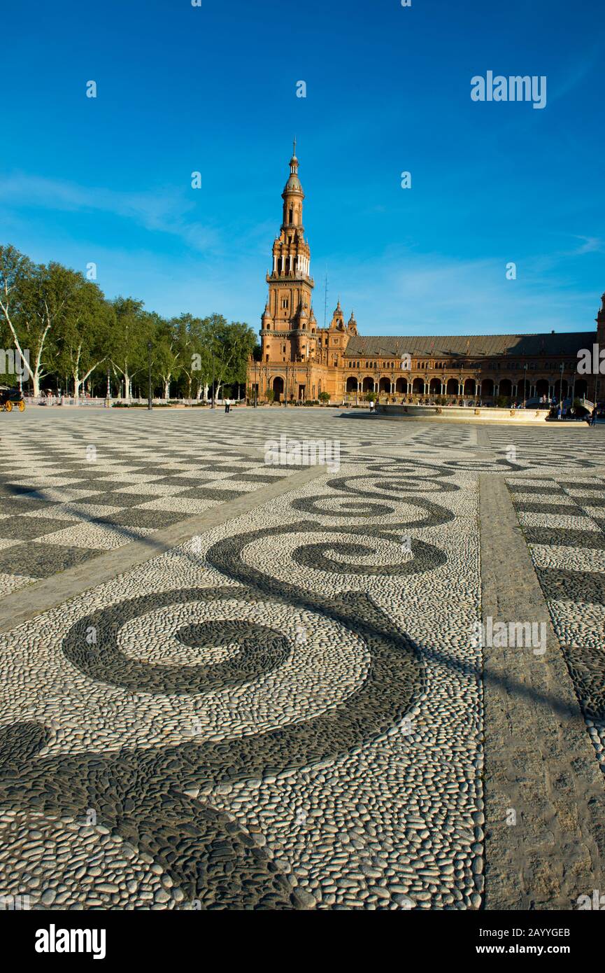 Die Plaza de Espana, die für die Ibero-amerikanische Ausstellung von 1929 gebaut wurde, war eine Weltausstellung in Sevilla, Andalusien, Spanien. Stockfoto